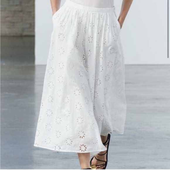 Zara Dresses & Skirts - ZARA MIDI SKIRT 💘